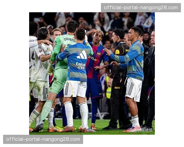 前德国国脚克罗斯现身威斯特法伦球场，观战国家德比