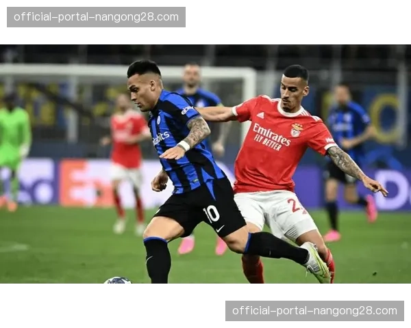 意甲米兰德比观众席爆发冲突，比赛中断十分钟后恢复