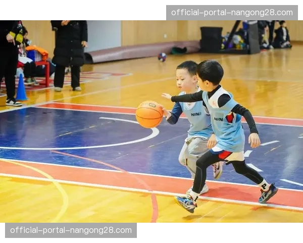 场边趣事：一位小球迷成功干扰对方球员罚球，引发主场欢呼