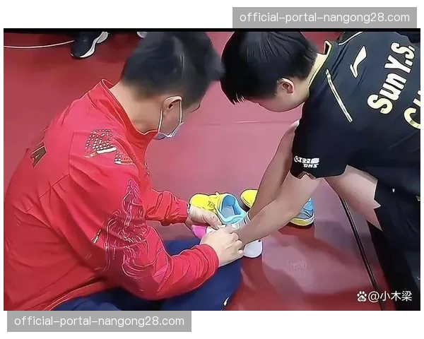 暖心一幕：比赛因球迷突发疾病暂停，双方队医联手施救